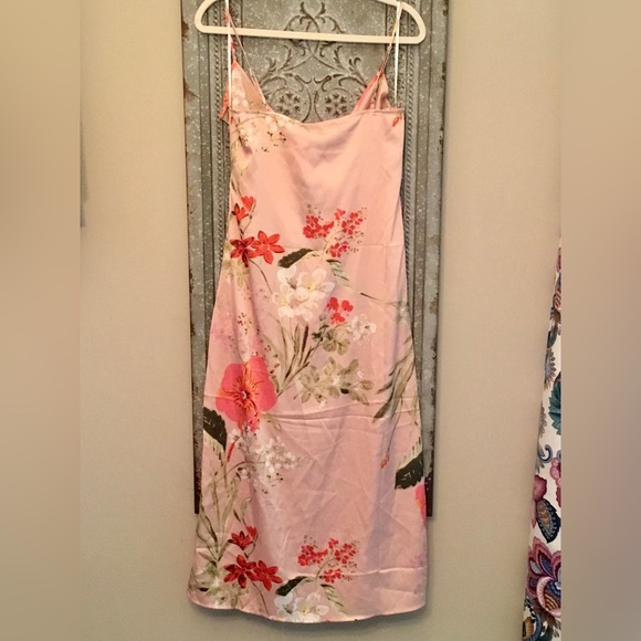 Lulus Dress.                                        NWT - Picture 2 of 13